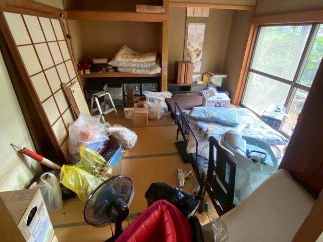遺品整理、ご不要物の仕分け作業、笑顔で明るいスタッフがお伺いします！サービスの画像