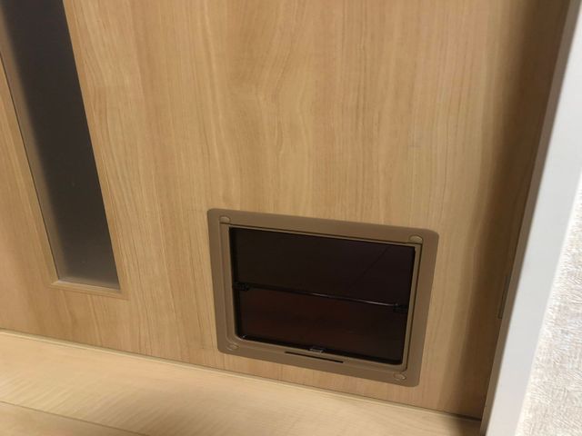 ペットドア 取り付けいたします 株 ジャステックのペットリフォーム 消臭壁紙 くらしのマーケット