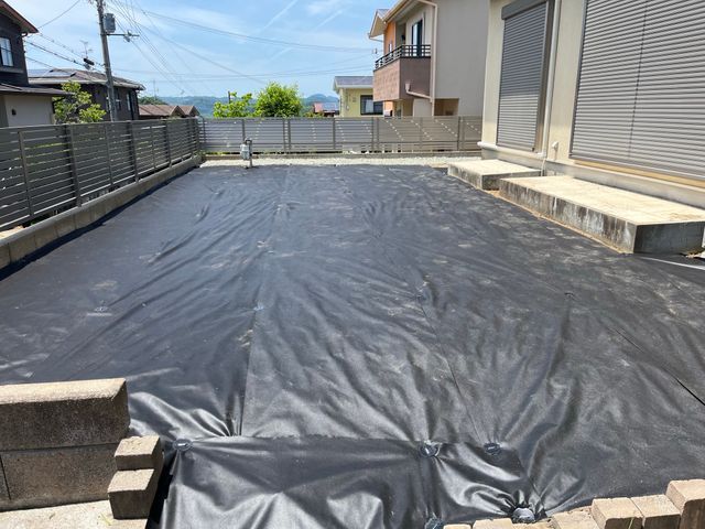 草刈り後は防水シート対策！草刈り頻度を減らそう！