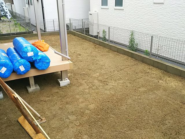 荒れてしまった敷地を綺麗にします！その後の砂利敷きや人工芝もお任せください！