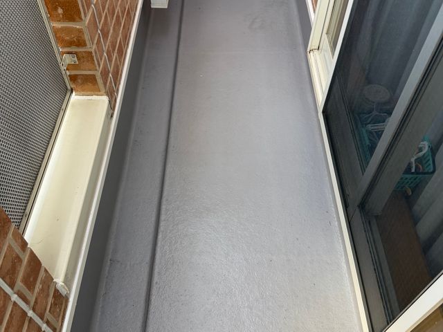 地面にひび割れが施工のサインです。弊社にお任せを(^^)