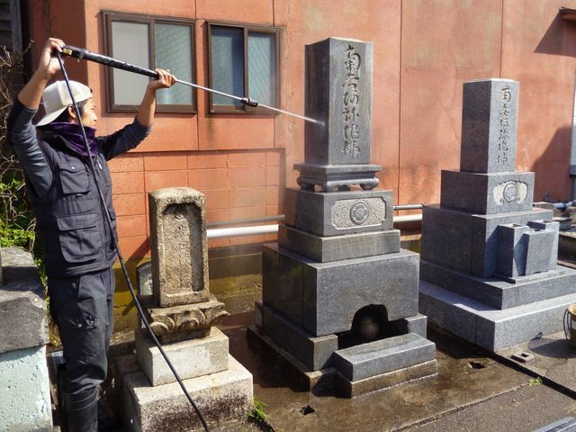 汚れた墓石を綺麗に高圧クリーニングさせて頂きます。