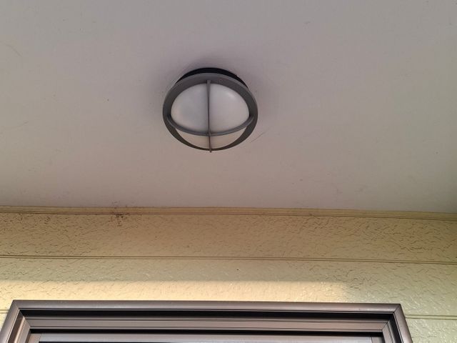 門灯、玄関灯を交換、新規取り付けわ、致します