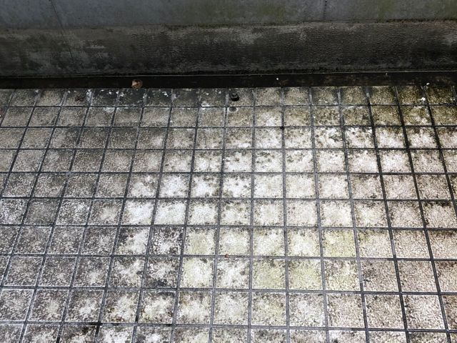 バルコニーの汚れ落としませんか 高圧洗浄機にて清掃致します Paypay使用可能 Cielのベランダ バルコニークリーニング くらしのマーケット