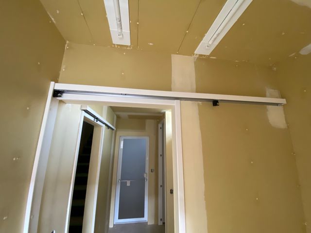 既存の開きドアから引き戸へ交換するリフォーム工事です。