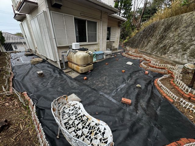 草抜き不要の暮らしへ。敷くだけで景観が長持ちします。 雑草の悩みを一気に解決！