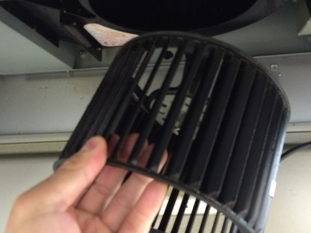 【換気扇徹底クリーニング】油汚れを徹底的に除去！