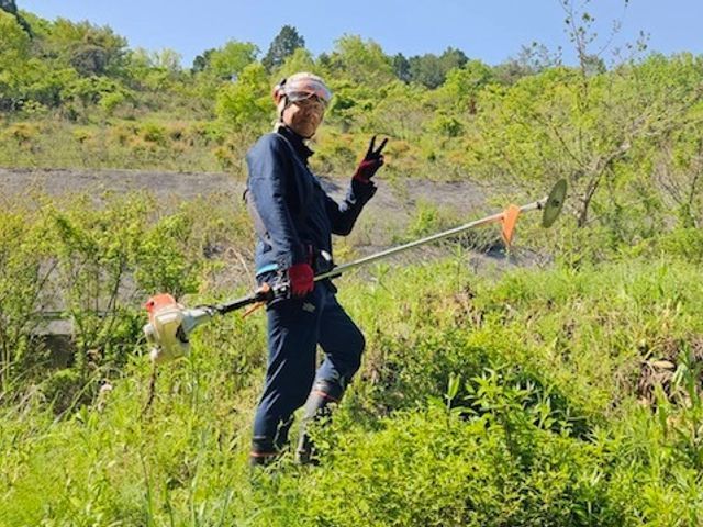 畑や田んぼの畦の草刈り賜ります。更にドローン散布とセットで割引有り