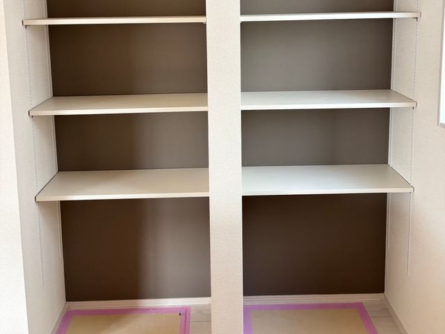 可動棚2,000台以上の取り付け実績あります。2ヶ所目以降8,000円。