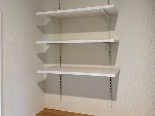 可動棚2,000台以上の取り付け実績あります。2ヶ所目以降8,000円。