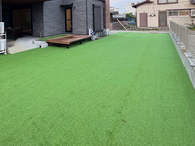 防草シート施工、人工芝施工の作業サービスです☆ご予算に応じた材料提案も可能