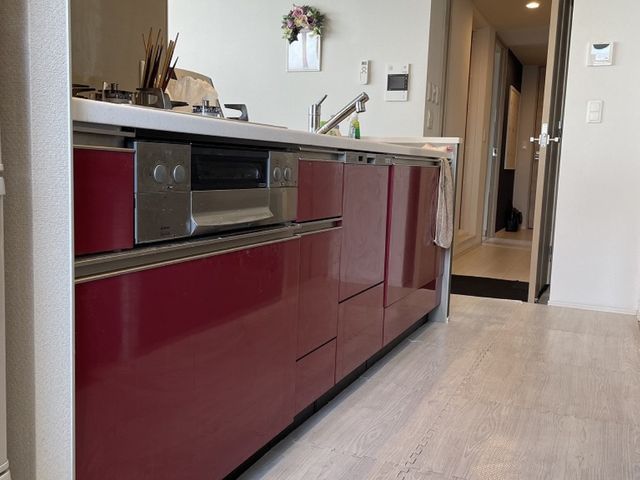 キッチン扉へのダイノックシート施工で新品に取替えた様なキッチンへ生まれ変わります