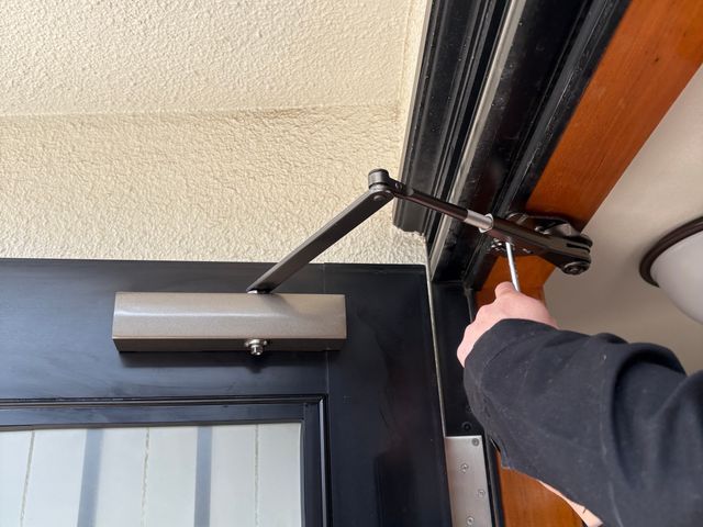 ドアクローザー交換｜閉まり不良・バタン改善