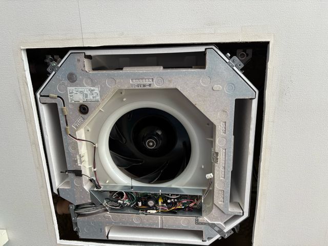 【天井埋め込みエアコンクリーニング】法人様大歓迎♪