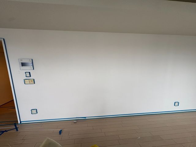 お部屋の壁紙の汚れ・キズ・色褪せは通常の張替え同様にキレイに再生可能です。サービスの画像