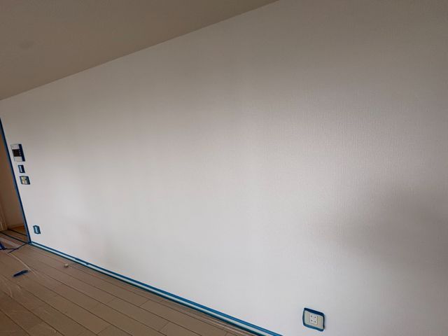 お部屋の壁紙の汚れ・キズ・色褪せは通常の張替え同様にキレイに再生可能です。サービスの画像