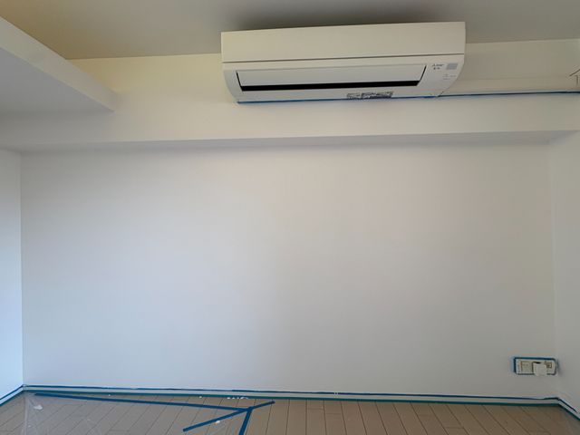 お部屋の壁紙の汚れ・キズ・色褪せは通常の張替え同様にキレイに再生可能です。サービスの画像