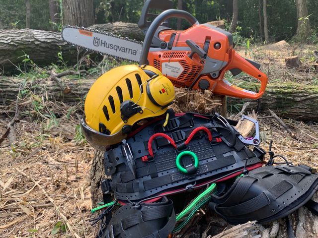 難所や高木はロープワークにて！安心安全迅速に作業致します！