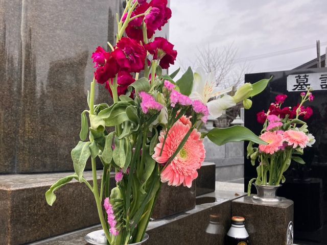 お墓参り代行、お任せください！草刈りから拭き掃除まで心を込めてお参り致します。