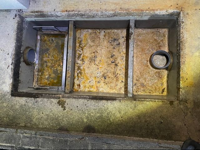 ［グリストラップ清掃］　緊急、深夜の作業も可能。排水管洗浄も同時に対応可能です。