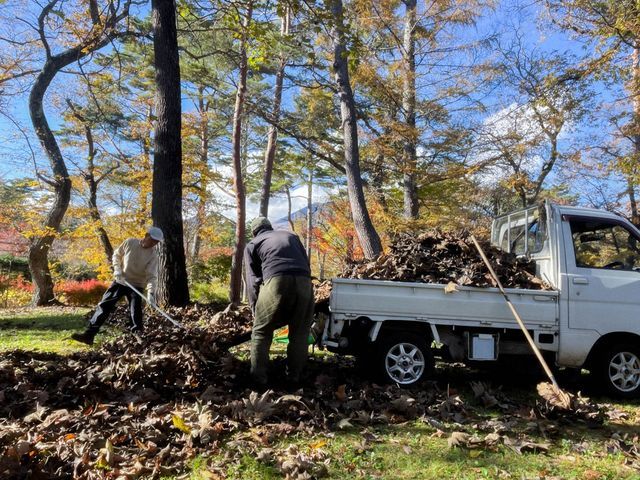 別荘・空き家の落ち葉清掃はリバースウッドへ！雨樋清掃・冬前点検もまとめて対応