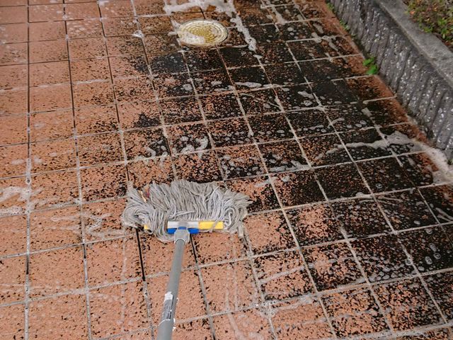 ベランダの溜まった黒ずみ汚れ 薬品と機械洗浄でスッキリしませんか クリーンサービス八木のベランダ バルコニークリーニング くらしのマーケット