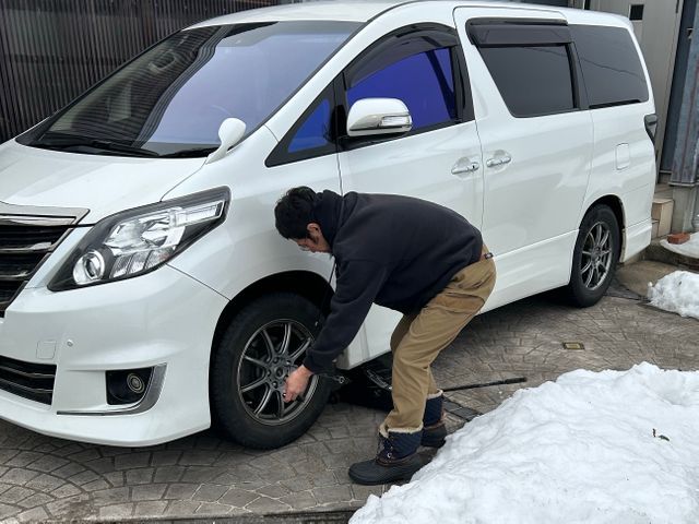 お客様のご自宅前で、スタッドレスタイヤの脱着作業を行います。夜間は＋¥1,000