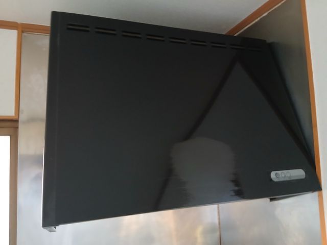 レンジフードの油汚れはお任せください！経験と知識を活かして綺麗にいたします！