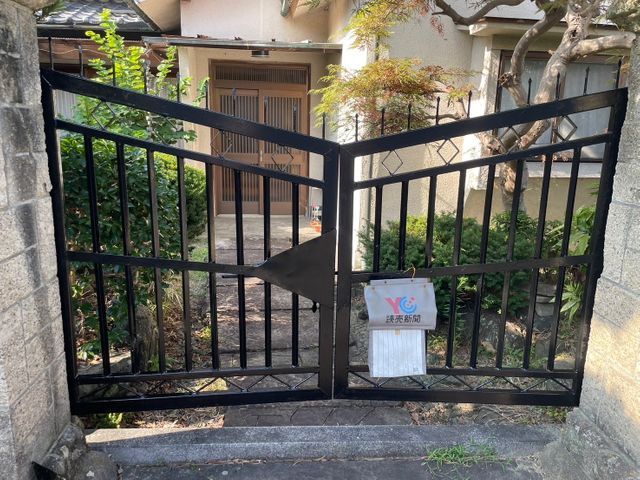 門扉のサビ落としから丁寧に塗装し、美しく仕上げます。