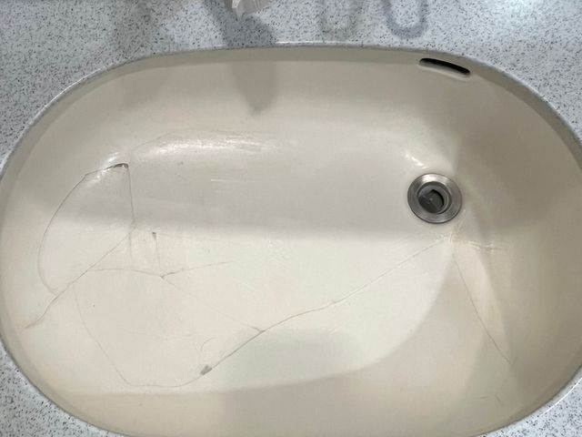 洗面ボウルのひび割れ補修