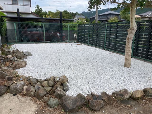 砂利敷き　もう雑草に煩わされることはございません