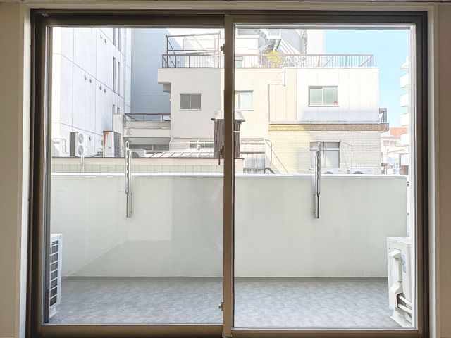 雨やお子様、ペットなどの指紋で汚れた窓キレイにします