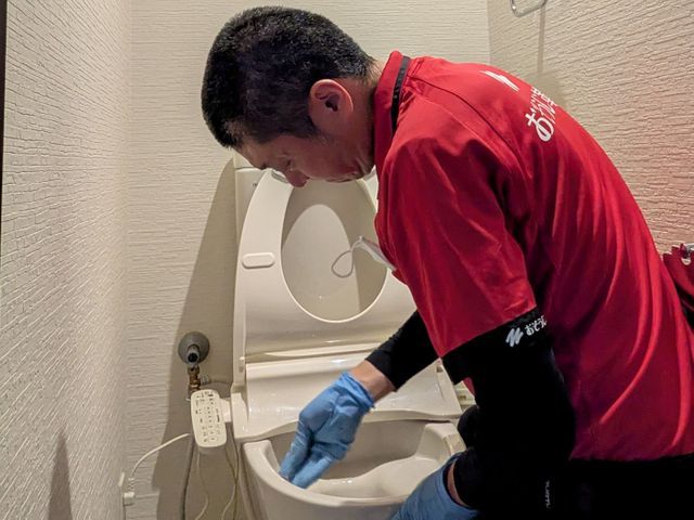 トイレ内側の尿石汚れまでKIREIにいたします