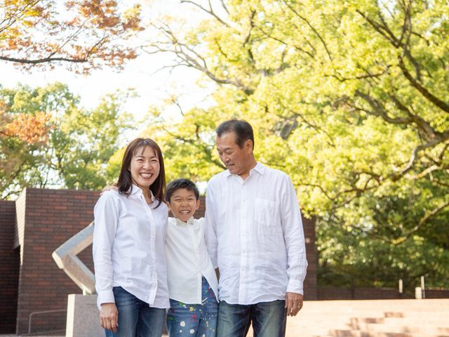 お子様の目線に合わせた笑顔溢れる家族写真を１週間以内スピード納品