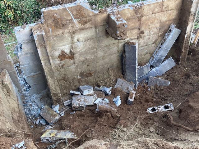 ブロック屏解体処分、新設ブロック積み直し、擁壁工事。その他お庭の伐採抜根