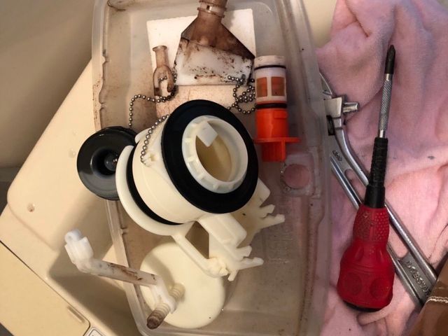 トイレタンク内金具の交換、トイレ水漏れ修理などお任せ下さい！