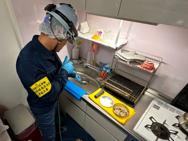 確実な超高圧洗浄技術と吐出圧力の高い洗浄機で確実に排水管内の汚れを取り除きます。