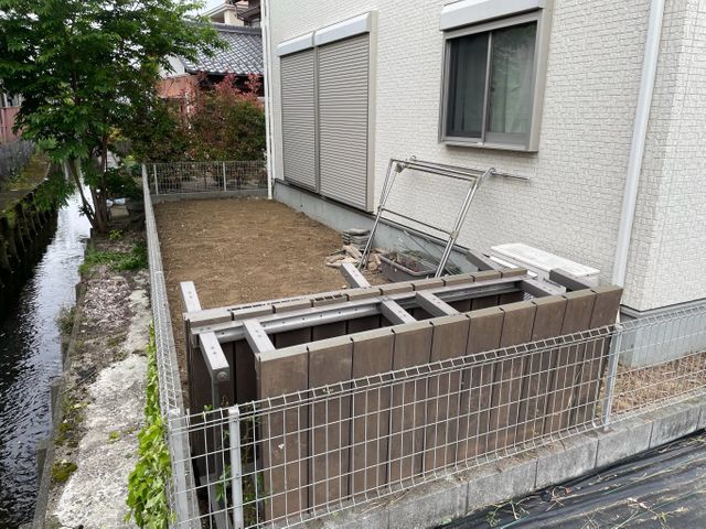 植え込み根元から植木鉢の中まで作業致します！