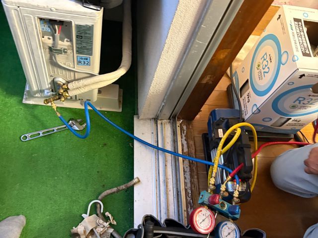 エアコン修理専門　追加料金はございません。ガス補充以外各種部品見積もり致します。