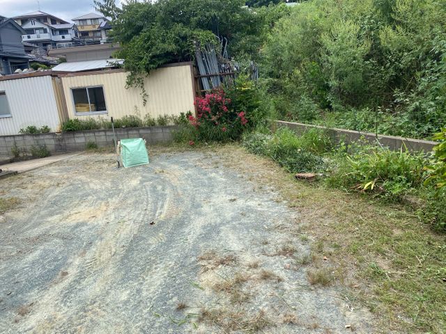 【地域密着店】お庭やお店周りの草刈りはお任せ下さい。丁寧に作業いたします。