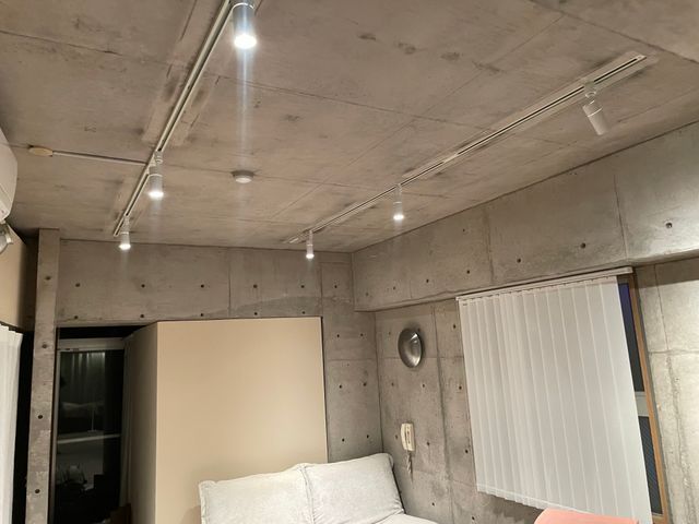 シーリングからダクトレールへ交換承ります。部屋の雰囲気が一気に変わります。