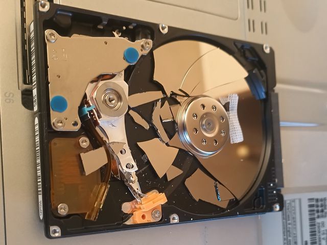 パソコンのハードディスクを破壊して廃棄します