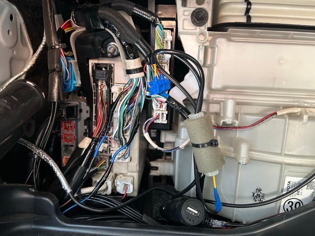 なるべく配線は隠して、見た目スッキリにします。