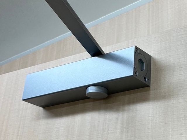 経験豊富な専門スタッフによる安心のドアクローザー交換