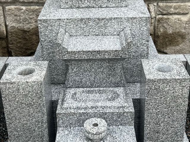 やりたくても中々忙しくて出来ない墓石クリーニング代行します。