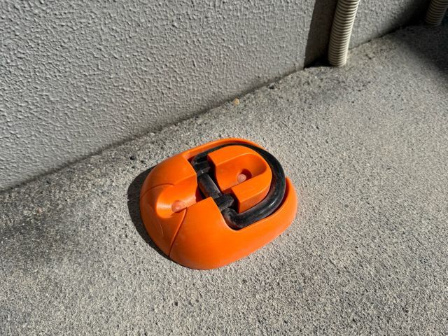 コンクリート面にアンカーや固定用のフックホルダー等をガッチリ取り付けます!