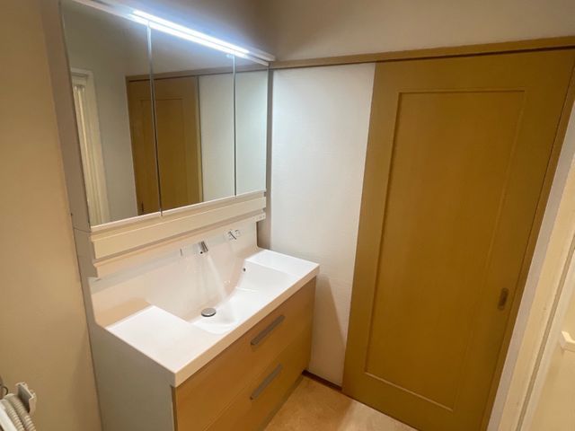 毎日朝使用する洗面台を綺麗にしませんか、経験豊かな弊社へお任せください。