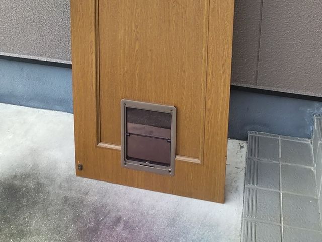 ペットドアの取付・製作なら当店へ！