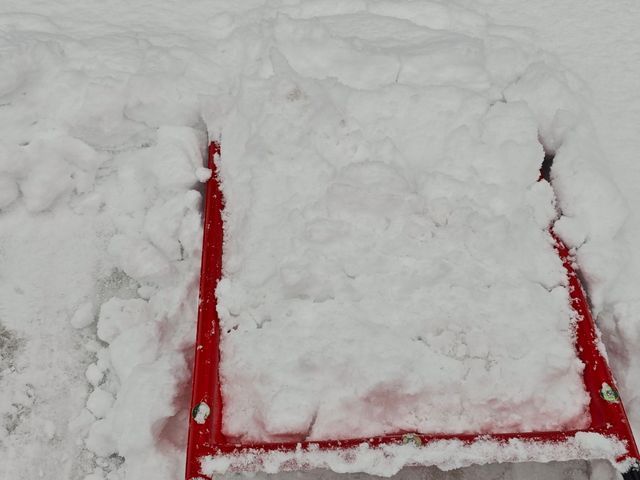 手作業で雪かきや雪下ろしを行います！