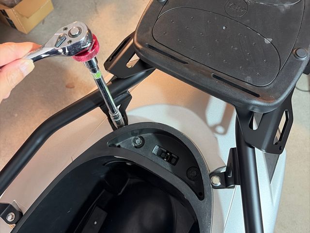 バイクのリヤキャリア・リヤボックスの出張取付